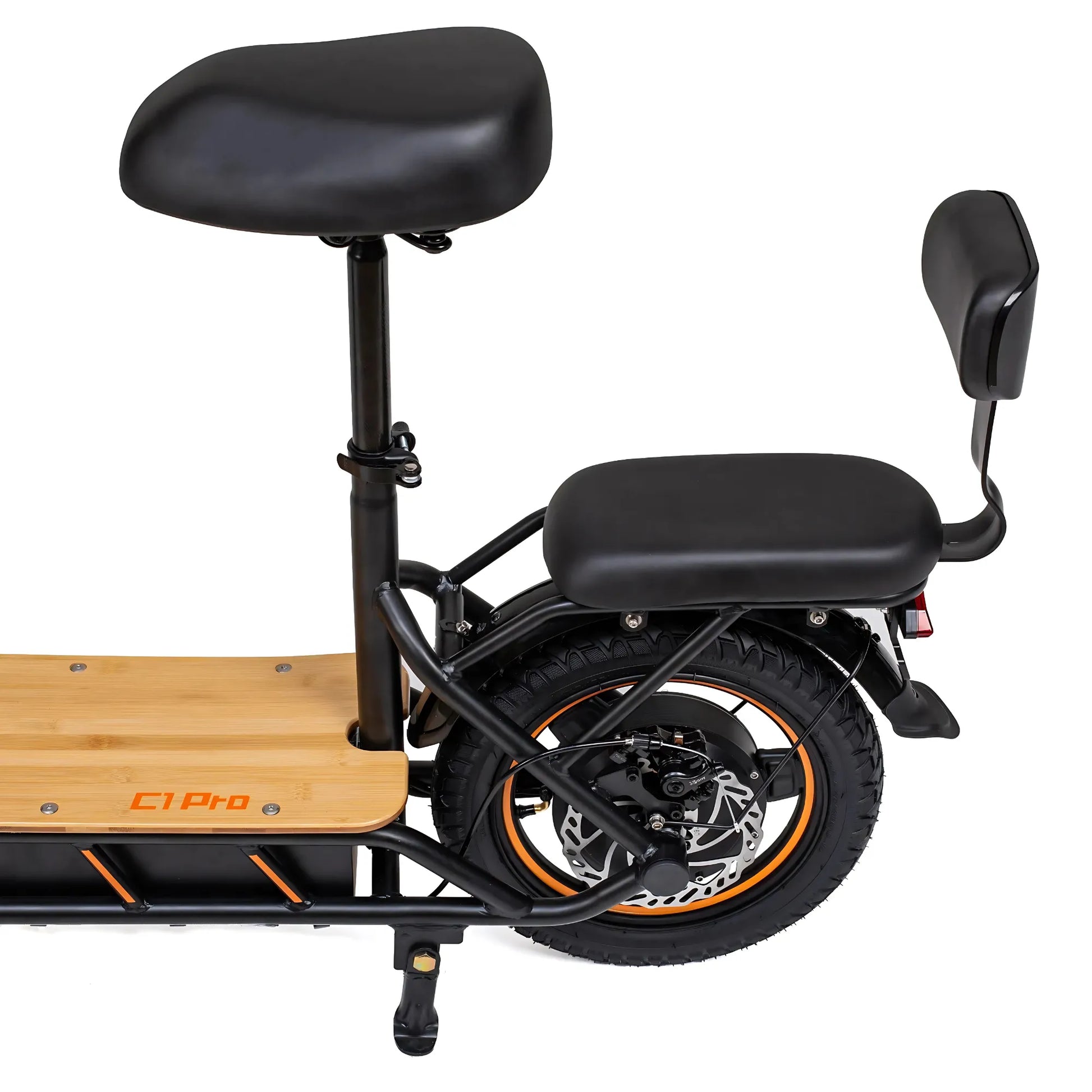 Izdelek na sliki je električni skiro znamke Kukirin, model C1 Pro. Na sliki je vidna konstrukcija skiroja z lesenim podom in udobnim sedežem. Sedež je nastavljiv in vključuje tudi naslonjalo, kar omogoča udobno vožnjo. Vidna je tudi zadnja pnevmatika z disk zavornim sistemom, kar prispeva k varnosti in stabilnosti med vožnjo.