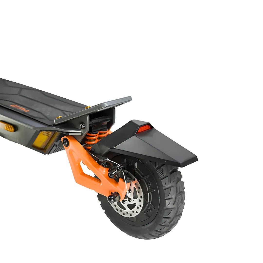Od blizu zadnje kolo in vzmetenje električnega skiroja Kukirin G1 Pro.