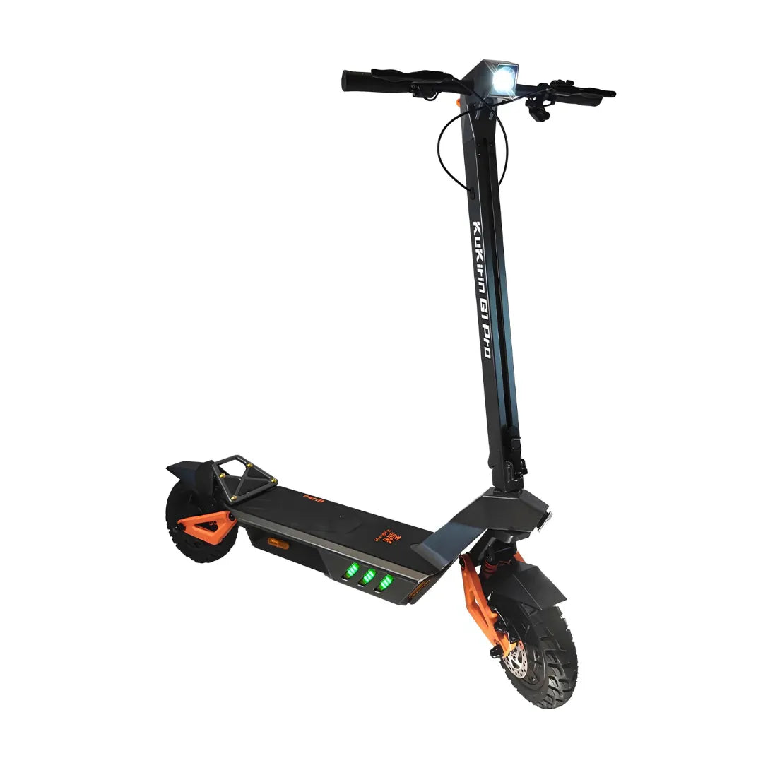 Električni skiro Kukirin G1 Pro z elegantnim črnim dizajnom in svetlimi LED lučmi.