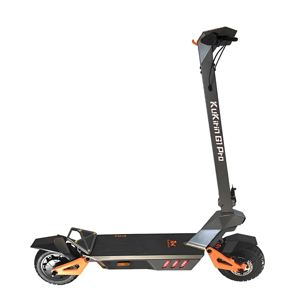 Električni skiro Kukirin G1 Pro, ki se ponaša z elegantno obliko z oranžnimi poudarki in robustnimi kolesi.