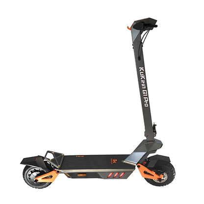 Električni skiro Kukirin G1 Pro, ki se ponaša z elegantno obliko z oranžnimi poudarki in robustnimi kolesi.