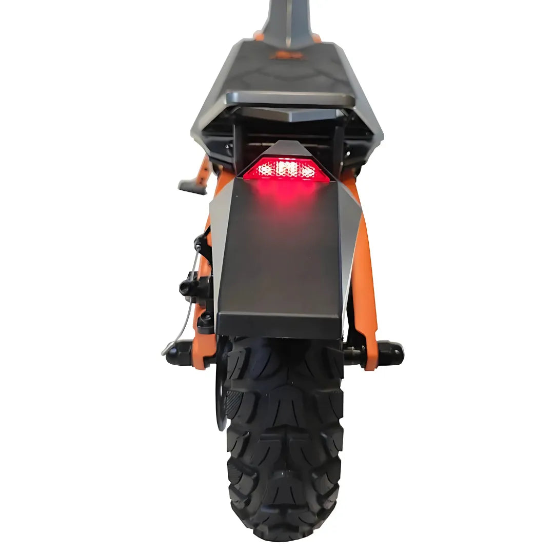 Od blizu zadnje kolo in zadnja luč električnega skiroja Kukirin G1 Pro.