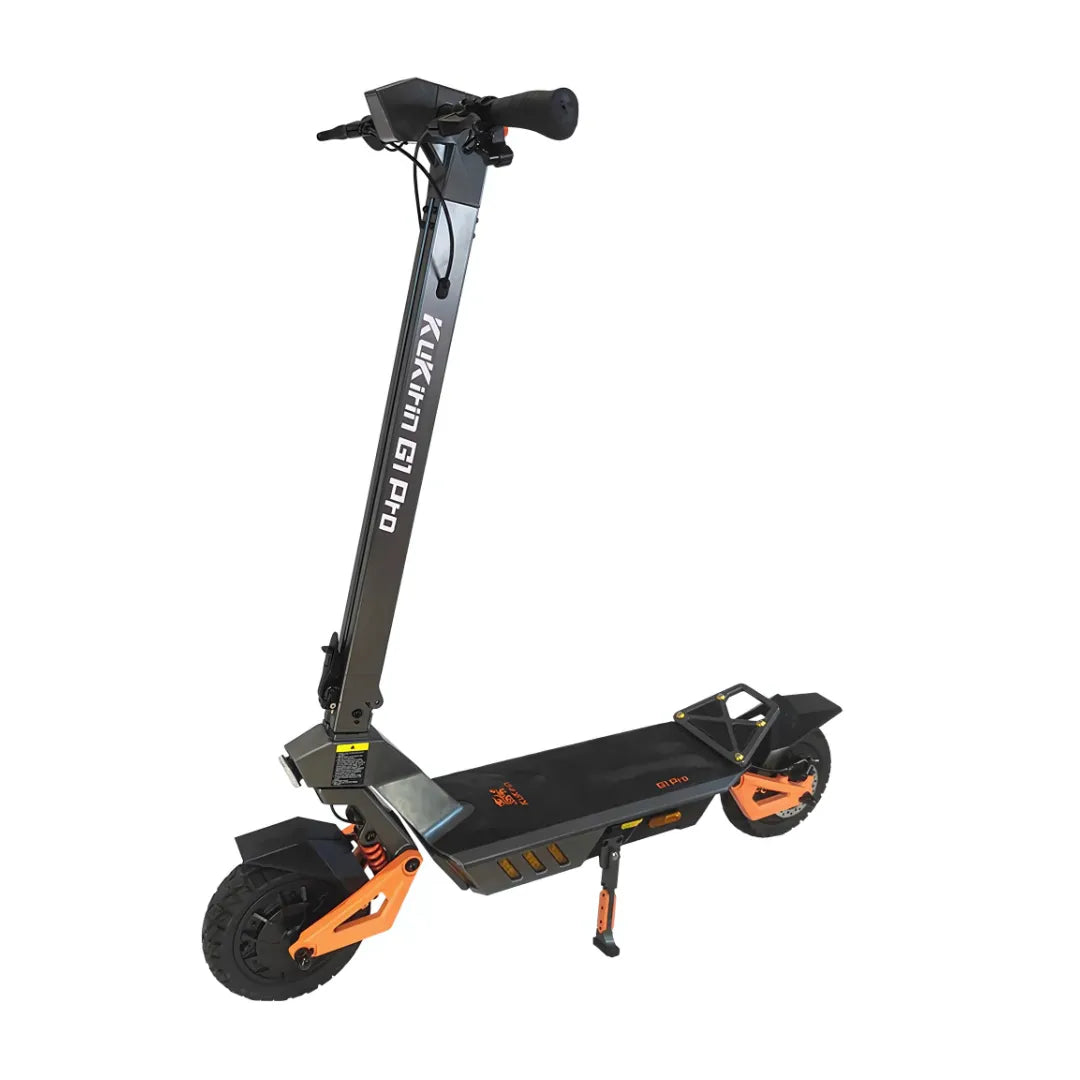 Električni skiro Kukirin G1 Pro z elegantnim dizajnom in robustnimi kolesi, pripravljen za vožnjo.