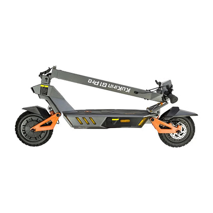 Zložen električni skiro Kukirin G1 Pro prikazuje svojo elegantno obliko in robusten okvir.