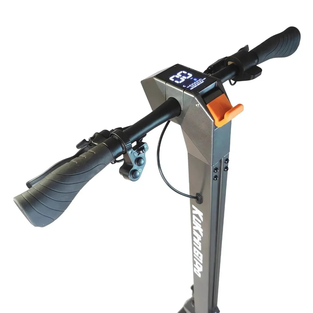 Od blizu posneto krmilo in zaslon električnega skiroja Kukirin G1 Pro.