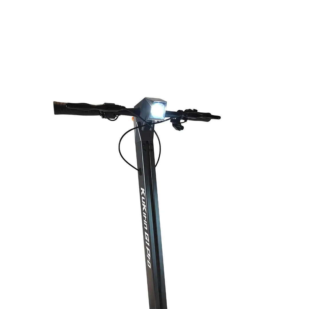 Od blizu posneto krmilo in žaromet električnega skiroja Kukirin G1 Pro.