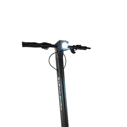 Od blizu posneto krmilo in žaromet električnega skiroja Kukirin G1 Pro.