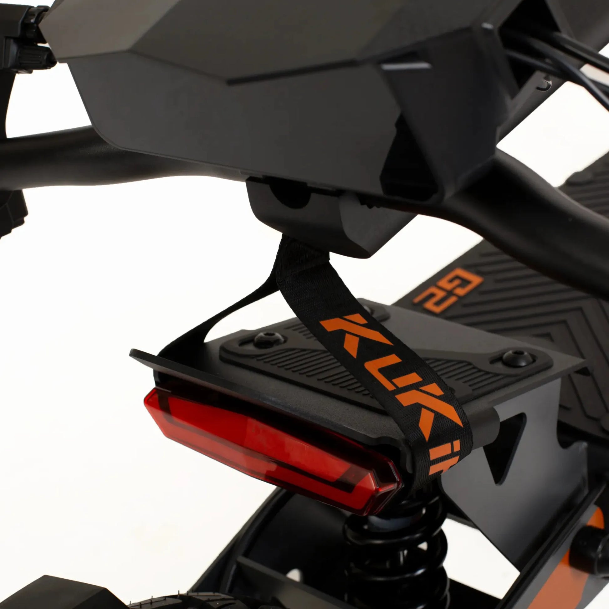 Izdelek na sliki je električni skiro, model Kukirin G2. Vidna je zadnja luč skiroja, ki je rdeče barve, ter del platforme, ki ima teksturirano površino za boljši oprijem. Na skiroju je tudi trak z imenom znamke Kukirin, kar nakazuje na njegovo identiteto. Skupna zasnova je moderna in robustna, kar nakazuje na kakovost in funkcionalnost izdelka.