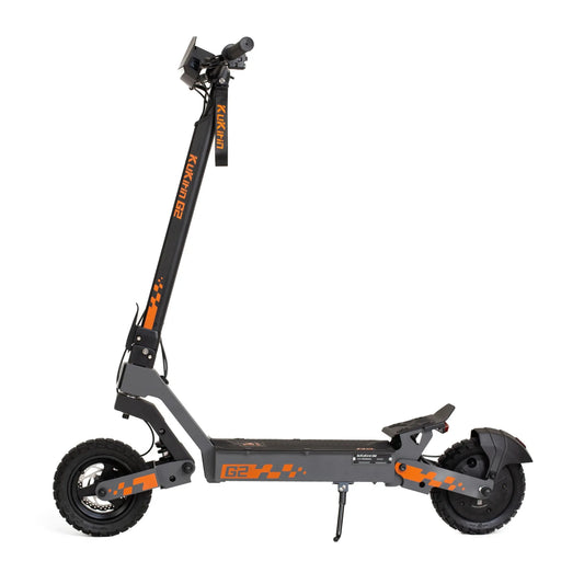 Izdelek na sliki je električni skiro znamke Kukirin, model G2. Na sliki je prikazan skiro v stranski perspektivi, ki ima robustno konstrukcijo, široka kolesa in udoben prostor za stojanje. Barvna kombinacija vključuje sivo in oranžno, kar daje skirov modern in športen videz. Na vrhu je nameščen krmilni sistem z zaslonom.