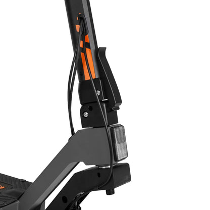 Na sliki je električni skiro znamke Kukirin, model G2. Vidna je zadnja stran skiroja, kjer se nahajajo del za zlaganje, kabli ter odsevna lučka. Konstrukcija je robustna, z jasno označenimi elementi za enostavno uporabo in varnost.