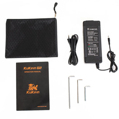 Izdelek na sliki je električni skiro, model KuKirin G2. Na sliki so prikazani različni dodatki, ki vključujejo napajalnik, kabel za polnjenje, torbico, priročnik za uporabo ter tri ključe za montažo. Vse to je razporejeno na beli podlagi, kar omogoča jasen pregled nad vsemi komponentami.