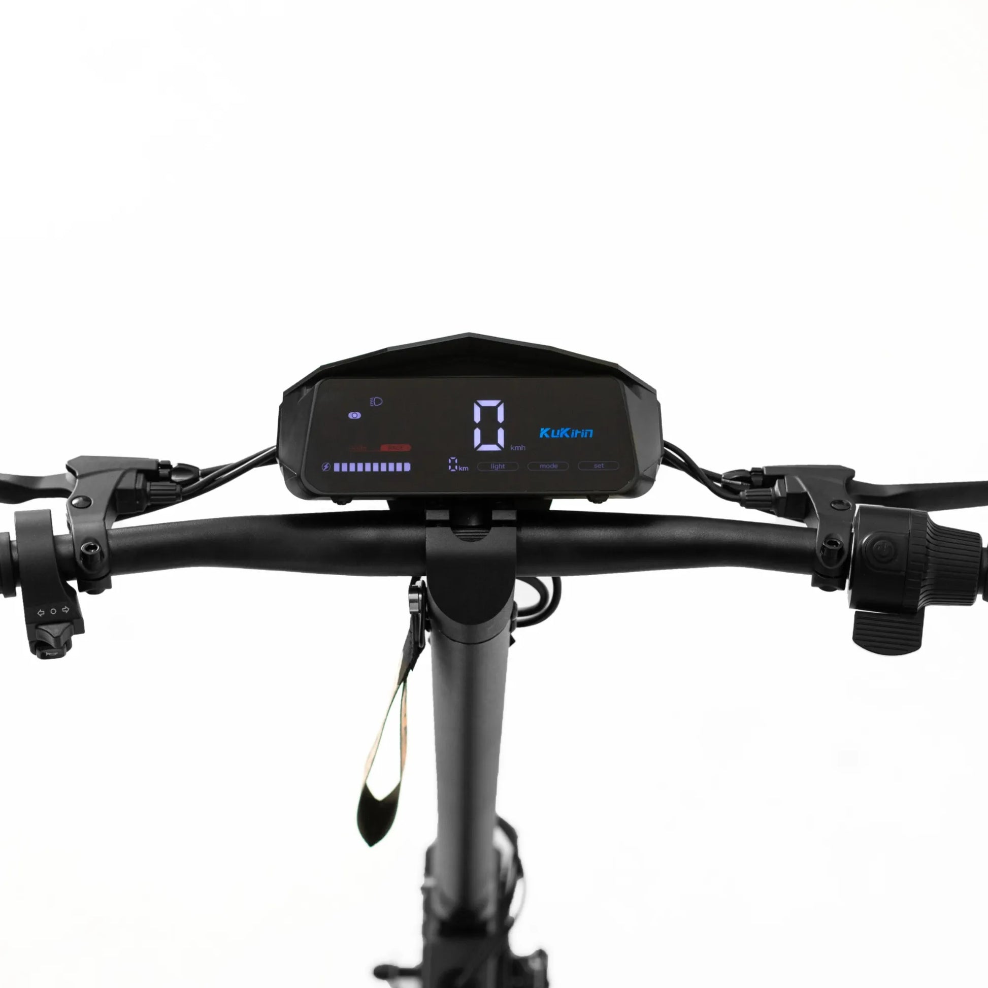 Izdelek na sliki je električni skiro, model Kukirin G2. Na sliki je prikazan krmni del skiroja, kjer so vidni digitalni zaslon, ročaji in kontrolniki. Zaslon prikazuje hitrost in nivo baterije, kar uporabniku omogoča enostavno spremljanje delovanja skiroja. Celoten dizajn je minimalističen in sodoben, kar je značilno za tovrstne električne naprave.