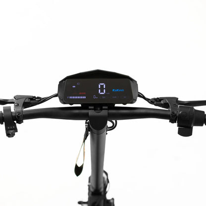 Izdelek na sliki je električni skiro, model Kukirin G2. Na sliki je prikazan krmni del skiroja, kjer so vidni digitalni zaslon, ročaji in kontrolniki. Zaslon prikazuje hitrost in nivo baterije, kar uporabniku omogoča enostavno spremljanje delovanja skiroja. Celoten dizajn je minimalističen in sodoben, kar je značilno za tovrstne električne naprave.