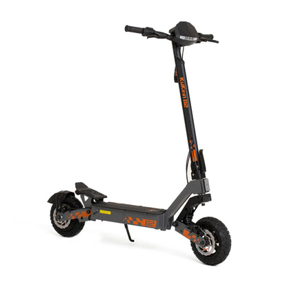 Izdelek na sliki je električni skiro znamke Kukirin, model G2. Na sliki je vidna zasnova skiroja, ki vključuje široko platformo za stojišče, robustne pnevmatike in upravljalne ročice. Barvna kombinacija črne in oranžne barve dodaja dinamičen videz, medtem ko je na upravljalnih ročicah prikazano tudi merilno zaslon.