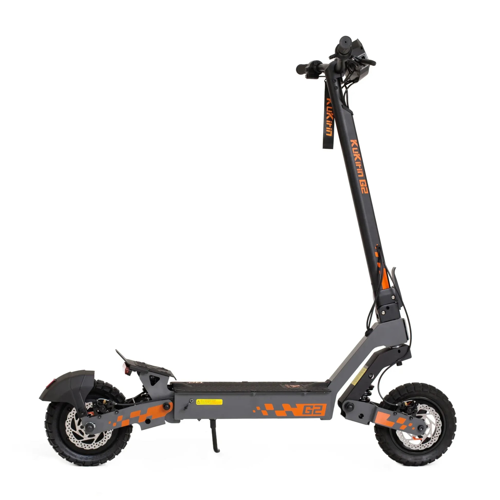 Izdelek na sliki je električni skiro, znamke Kukirin, model G2. Na sliki je prikazan skiro v stranskem pogledu, s širokimi, robustnimi kolesi, kar nakazuje na primernost za vožnjo po različnih terenih. Skira ima črno in oranžno barvno kombinacijo ter široko platformo za udobno vožnjo. Na krmilu so vidni ročaji in kontrolne naprave za upravljanje.