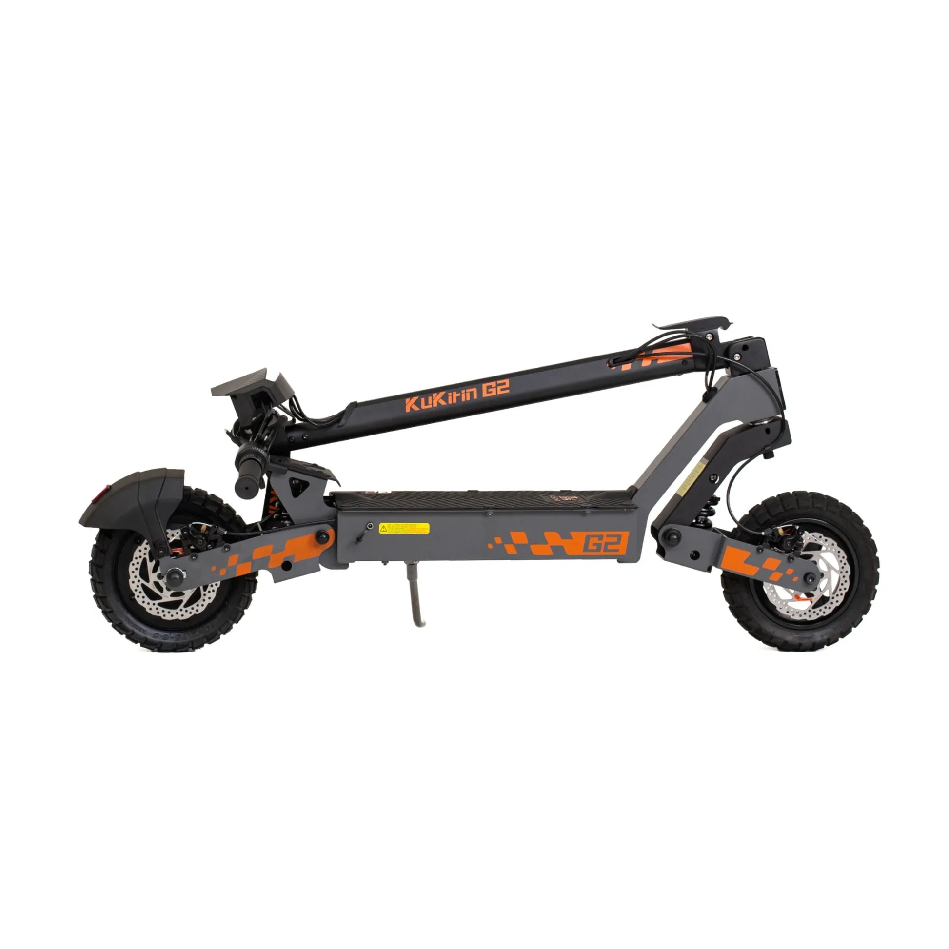 Izdelek na sliki je električni skiro, znamke Kukirin, model G2. Na sliki je skiro v zloženem stanju, kar omogoča enostavno prenašanje in shranjevanje. Ima robustno konstrukcijo, široke pnevmatike za boljšo stabilnost ter jasno označen model na podnožju. Barvna kombinacija črne in oranžne barve daje skiroju športen videz.
