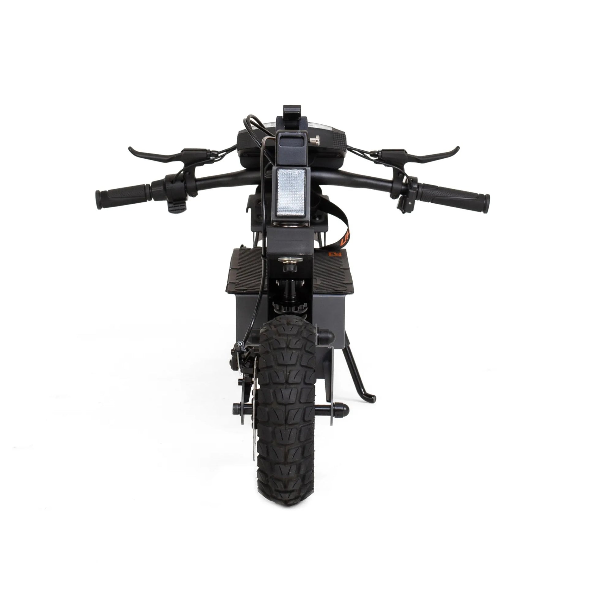 Izdelek na sliki je električni skiro, model Kukirin G2. Na sliki je prikazan sprednji del skiroja, ki vključuje krmilo z ročkami in zaslon. Vidna je tudi široka pnevmatika, kar nakazuje na robustno zasnovo, primerna za različne terene. Skupna estetika je moderna in funkcionalna.