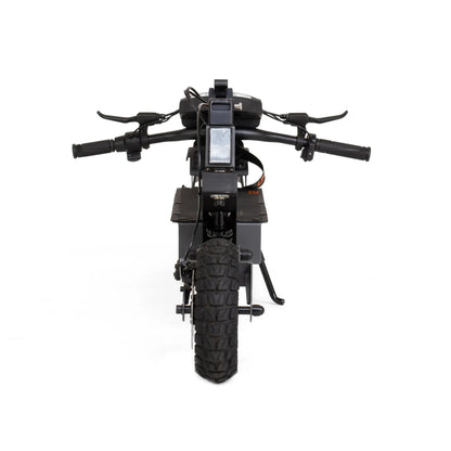 Izdelek na sliki je električni skiro, model Kukirin G2. Na sliki je prikazan sprednji del skiroja, ki vključuje krmilo z ročkami in zaslon. Vidna je tudi široka pnevmatika, kar nakazuje na robustno zasnovo, primerna za različne terene. Skupna estetika je moderna in funkcionalna.