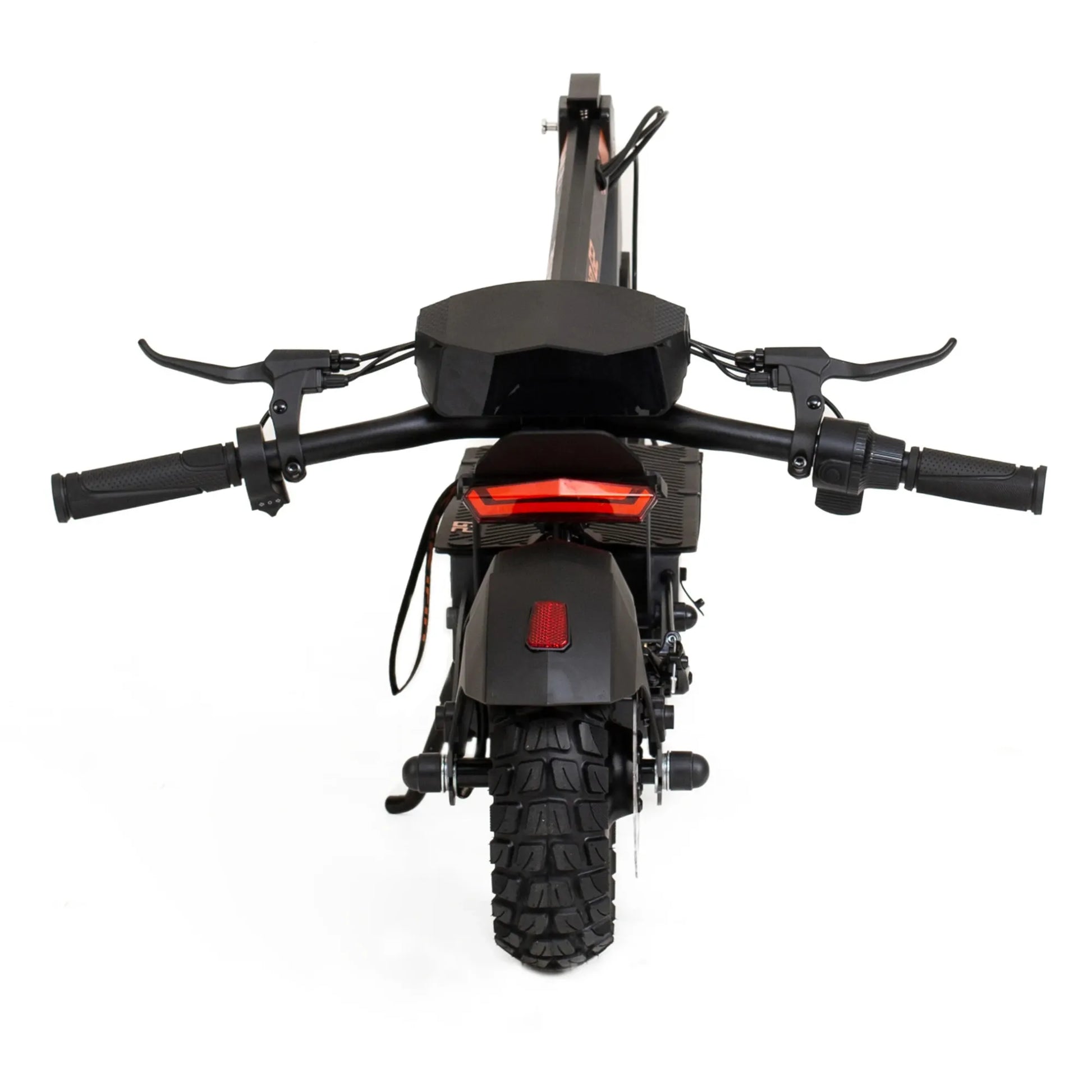 Izdelek na sliki je električni skiro, model Kukirin G2. Na sliki je vidna zadnja stran skiroja, kjer so ročaji, zadnje luči in široko zadnje kolo z grobim profilom, kar nakazuje na primernost za različne terene. Barva skiroja je črna, kar mu daje sodoben in športen videz.