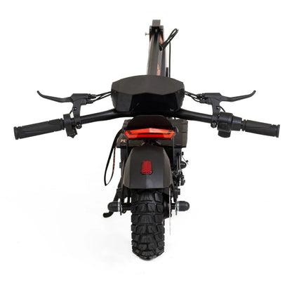 Izdelek na sliki je električni skiro, model Kukirin G2. Na sliki je vidna zadnja stran skiroja, kjer so ročaji, zadnje luči in široko zadnje kolo z grobim profilom, kar nakazuje na primernost za različne terene. Barva skiroja je črna, kar mu daje sodoben in športen videz.