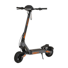 Izdelek na sliki je električni skiro, znamke Kukirin, model G2. Na sliki je prikazan skiro z robustnim okvirjem, širokimi pnevmatikami in ergonomskimi ročaji. Barvna kombinacija črne in oranžne daje skiroju dinamičen videz. Vidna je tudi platforma za stoječe vožnjo ter dodatno sedišče, kar omogoča udobnejšo vožnjo.