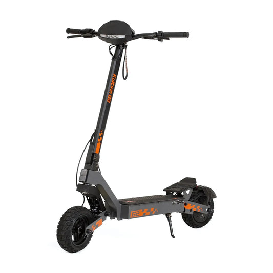 Izdelek na sliki je električni skiro, znamke Kukirin, model G2. Na sliki je prikazan skiro z robustnim okvirjem, širokimi pnevmatikami in ergonomskimi ročaji. Barvna kombinacija črne in oranžne daje skiroju dinamičen videz. Vidna je tudi platforma za stoječe vožnjo ter dodatno sedišče, kar omogoča udobnejšo vožnjo.