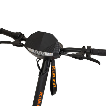 Na sliki je električni skiro znamke Kukirin, model G2. Vidni so ročaji skiroja z gumijastim oprijemom ter nadzorni sistem na krmilu, ki vključuje luči in zavoro. Oblika krmila je moderna in aerodinamična, kar prispeva k športnemu videzu izdelka.