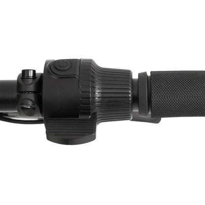 Izdelek je električni skiro, model Kukirin G2. Na sliki je prikazan del krmila, kjer je vidna ročica za plin z gumbom za vklop in teksturiran ročaj, kar omogoča boljši oprijem. Barva je pretežno črna, kar daje skiroju sodoben videz.