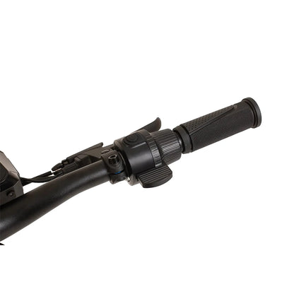 Izdelek na sliki je električni skiro, model Kukirin G2. Vidna je ročica za plin, ki omogoča enostavno upravljanje hitrosti, ter gumijasti ročaji za udobno držanje. Na krmilu se nahajajo tudi druge komponente, ki so del nadzornega sistema skiroja.