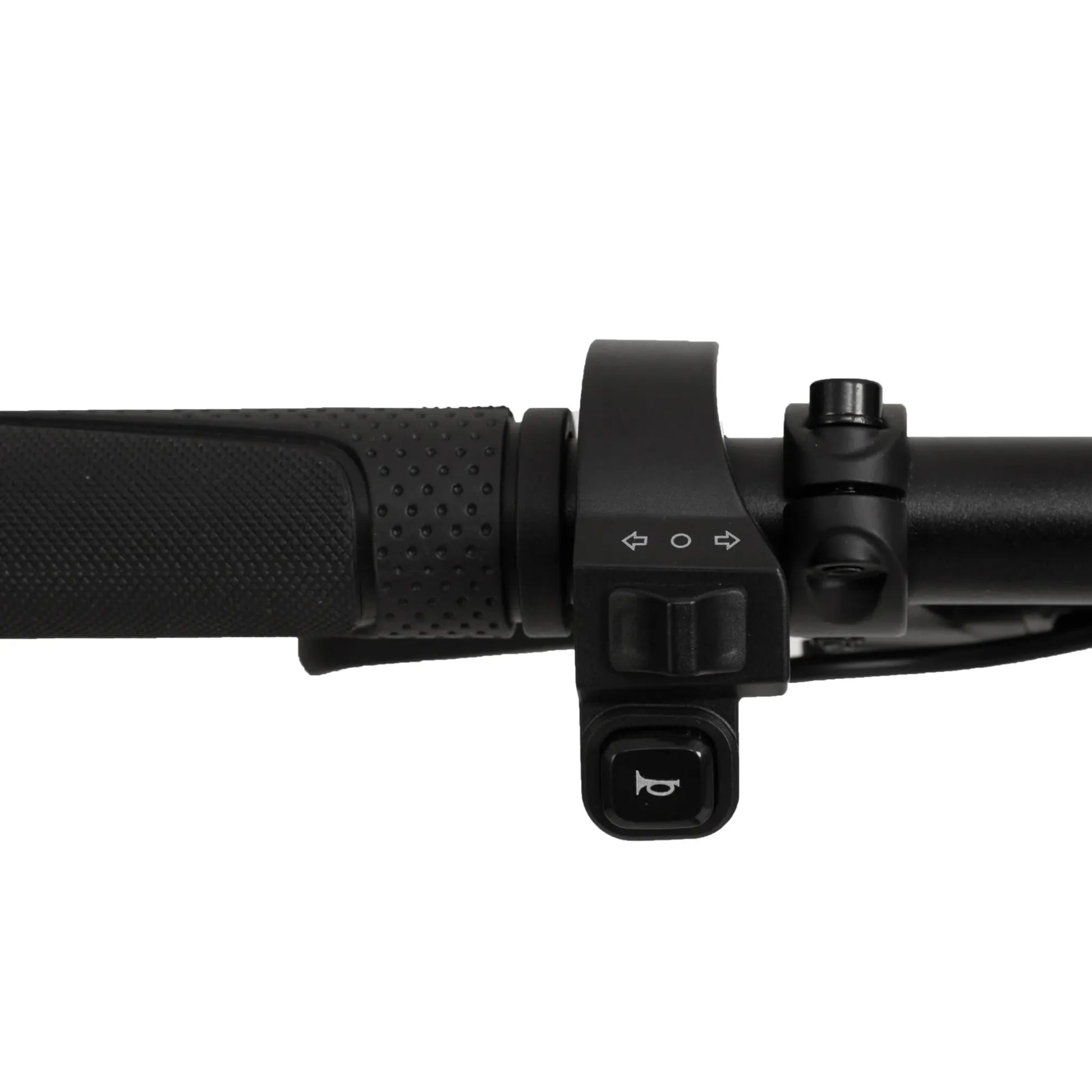 Izdelek na sliki je električni skiro, model Kukirin G2. Vidni so ročaji skiroja s teksturirano površino za boljši oprijem, ter kontrolni gumb za luči in zvonec. Na krmilu je tudi gumb za nastavitev hitrosti. Celoten dizajn je minimalističen in moderen, kar daje skiroju športen videz.