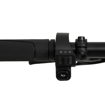 Izdelek na sliki je električni skiro, model Kukirin G2. Vidni so ročaji skiroja s teksturirano površino za boljši oprijem, ter kontrolni gumb za luči in zvonec. Na krmilu je tudi gumb za nastavitev hitrosti. Celoten dizajn je minimalističen in moderen, kar daje skiroju športen videz.