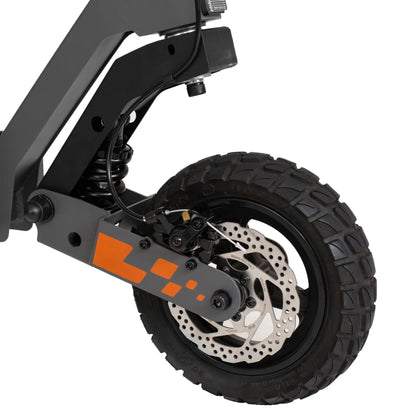 Izdelek je električni skiro, model Kukirin G2. Na sliki je prikazan zadnji del skiroja, kjer je vidna velika pnevmatika z globokim profilom, kar omogoča boljšo oprijemljivost na različnih površinah. Prav tako je vidna diskasta zavora, kar nakazuje na boljšo varnost in zanesljivost pri ustavljanju. Celoten dizajn je robusten, kar je značilno za ta tip prevoznega sredstva.