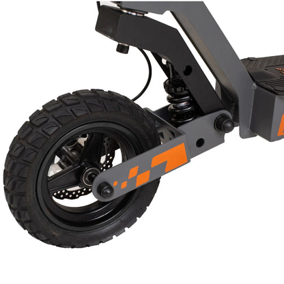 Izdelek na sliki je električni skiro, model Kukirin G2. Na sliki je vidna zadnja kolesna obloga, ki je robustna in primerna za različne terene, ter vzmetenje, kar omogoča udobnejšo vožnjo. Barvna kombinacija vključuje črno in oranžno, kar daje skiroju dinamičen videz.