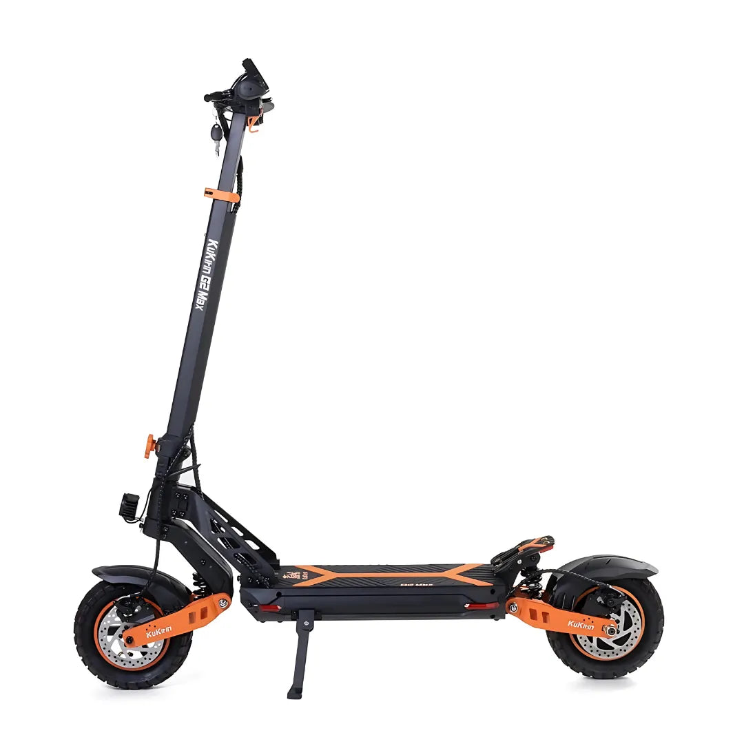 Električni skiro Kukirin G2 Max v črno-oranžni barvi, ki prikazuje njegovo elegantno obliko in robustno izdelavo.