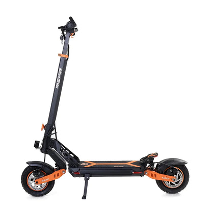 Električni skiro Kukirin G2 Max v črno-oranžni barvi, ki prikazuje njegovo elegantno obliko in robustno izdelavo.
