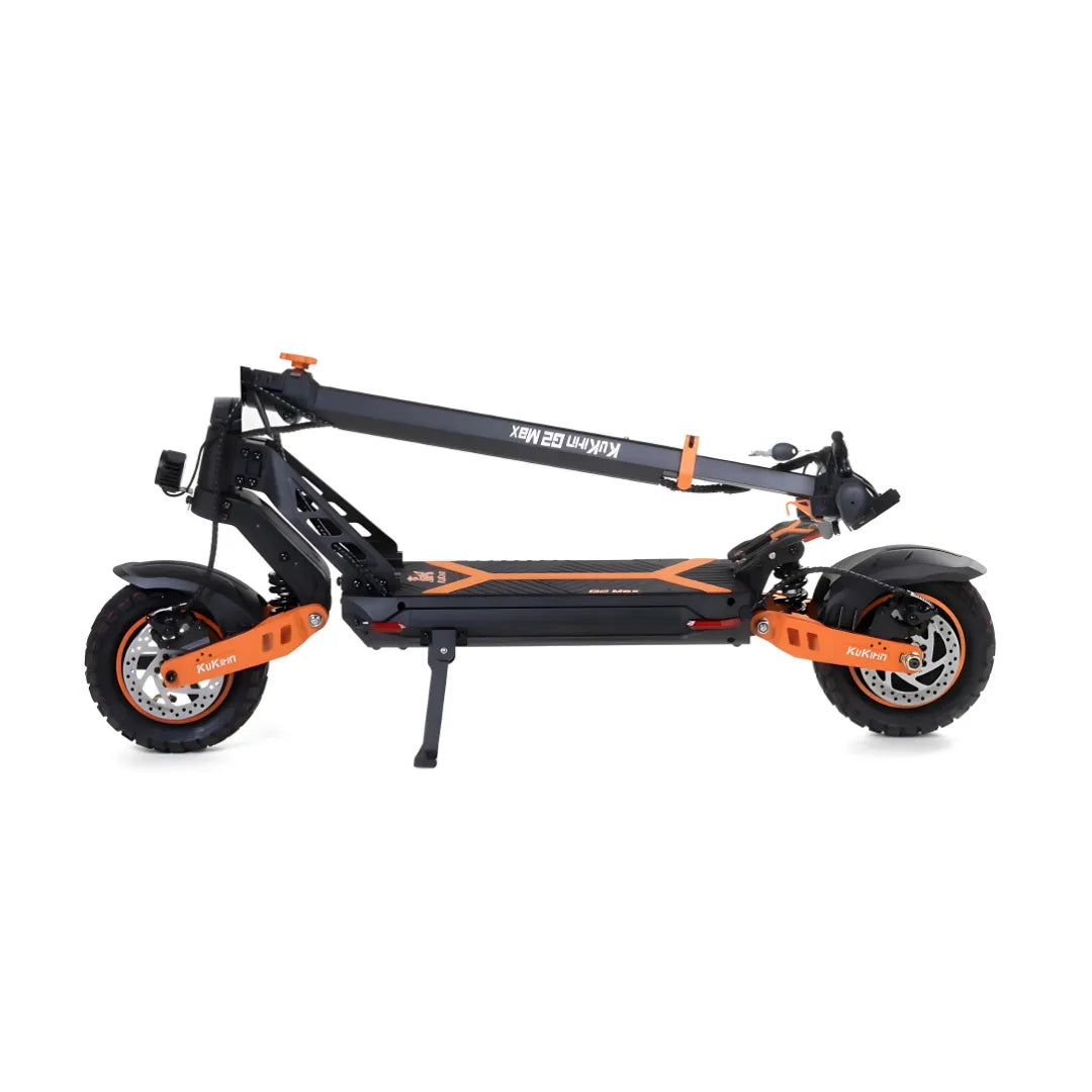 Zložljiv električni skiro Kukirin G2 Max v črno-oranžni barvi, ki prikazuje svojo kompaktno zasnovo.