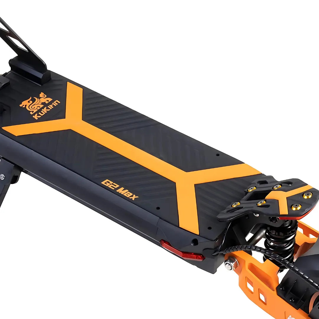 Posnetek od blizu palube električnega skiroja Kukirin G2 Max z oranžno-črno obliko.