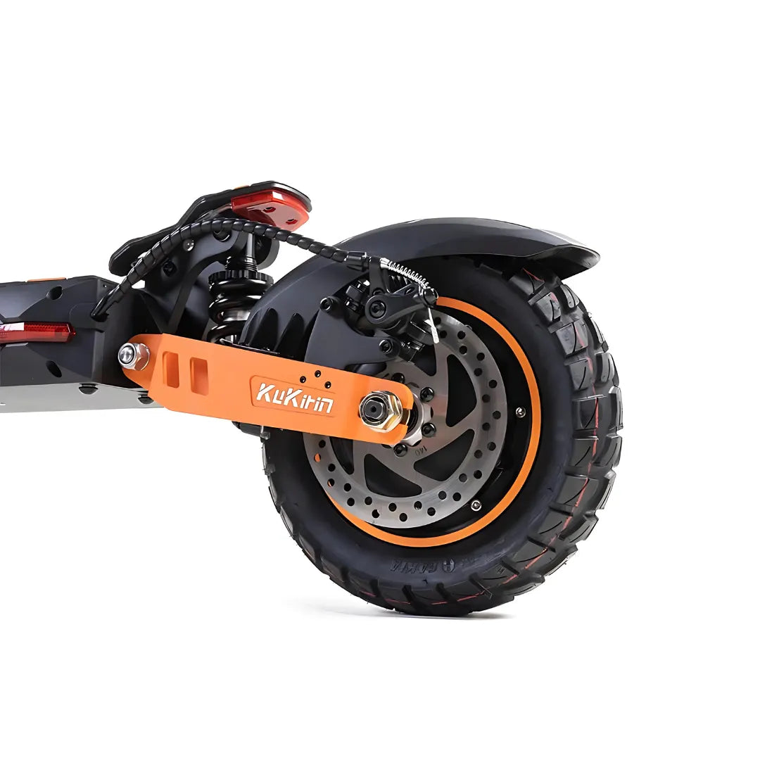 Od blizu zadnje kolo in zavora električnega skiroja Kukirin G2 Max.