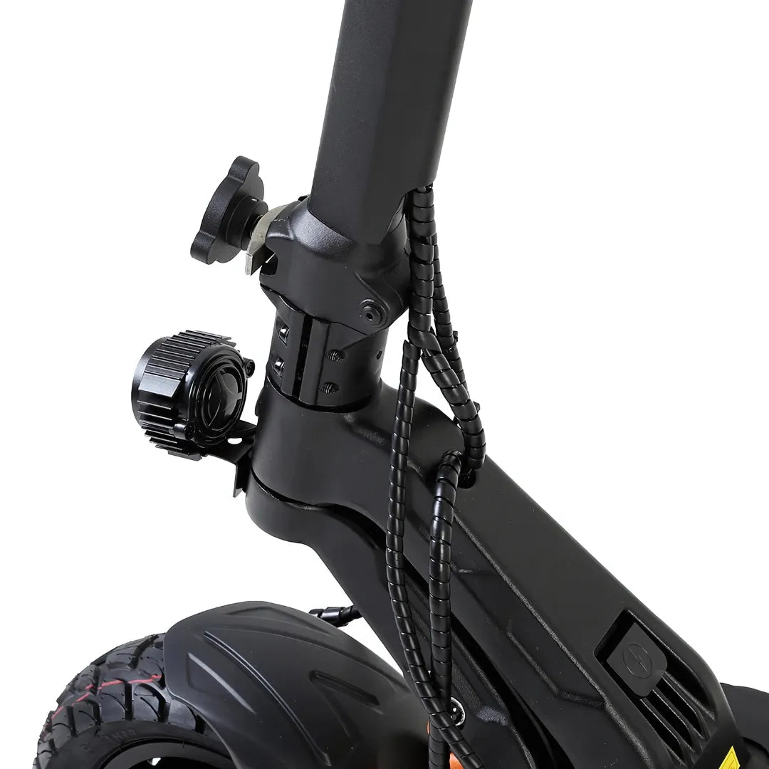 Od blizu posneto krmilo in upravljalne funkcije električnega skiroja Kukirin G2 Master.