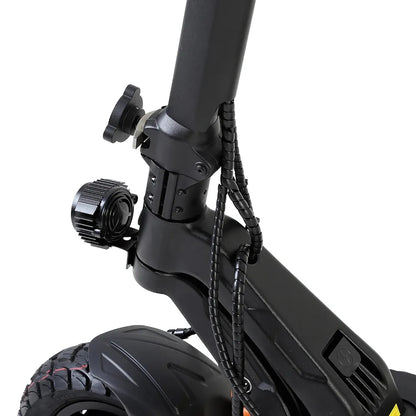 Od blizu posneto krmilo in upravljalne funkcije električnega skiroja Kukirin G2 Master.