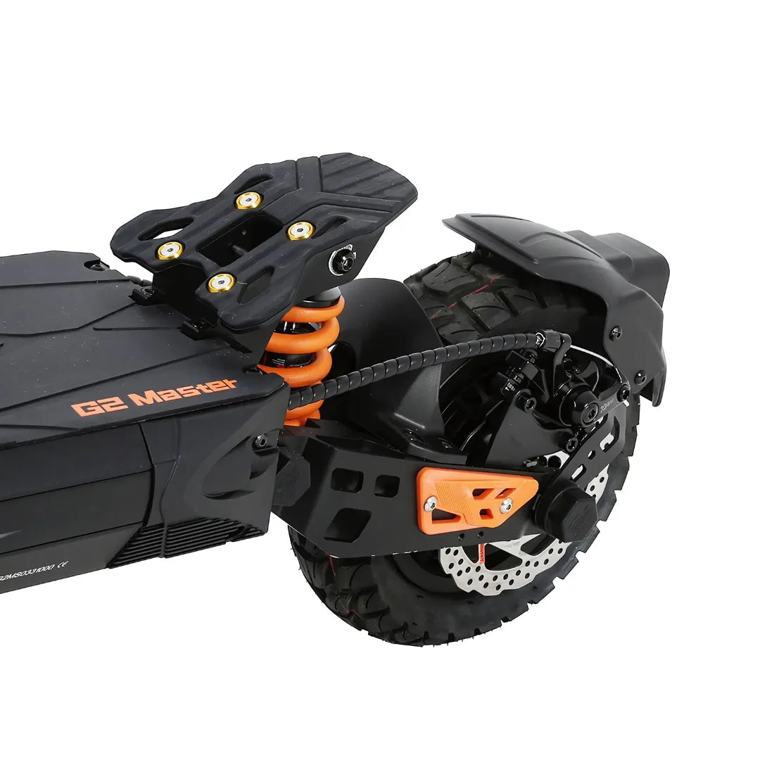 Od blizu zadnje kolo in sistem vzmetenja električnega skiroja Kukirin G2 Master.