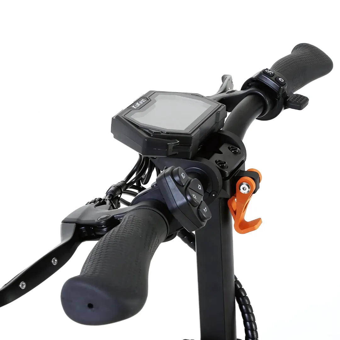 Od blizu prikazano krmilo in zaslon električnega skiroja Kukirin G2 Master.