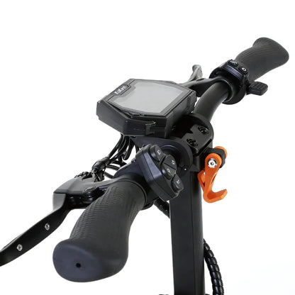 Od blizu prikazano krmilo in zaslon električnega skiroja Kukirin G2 Master.