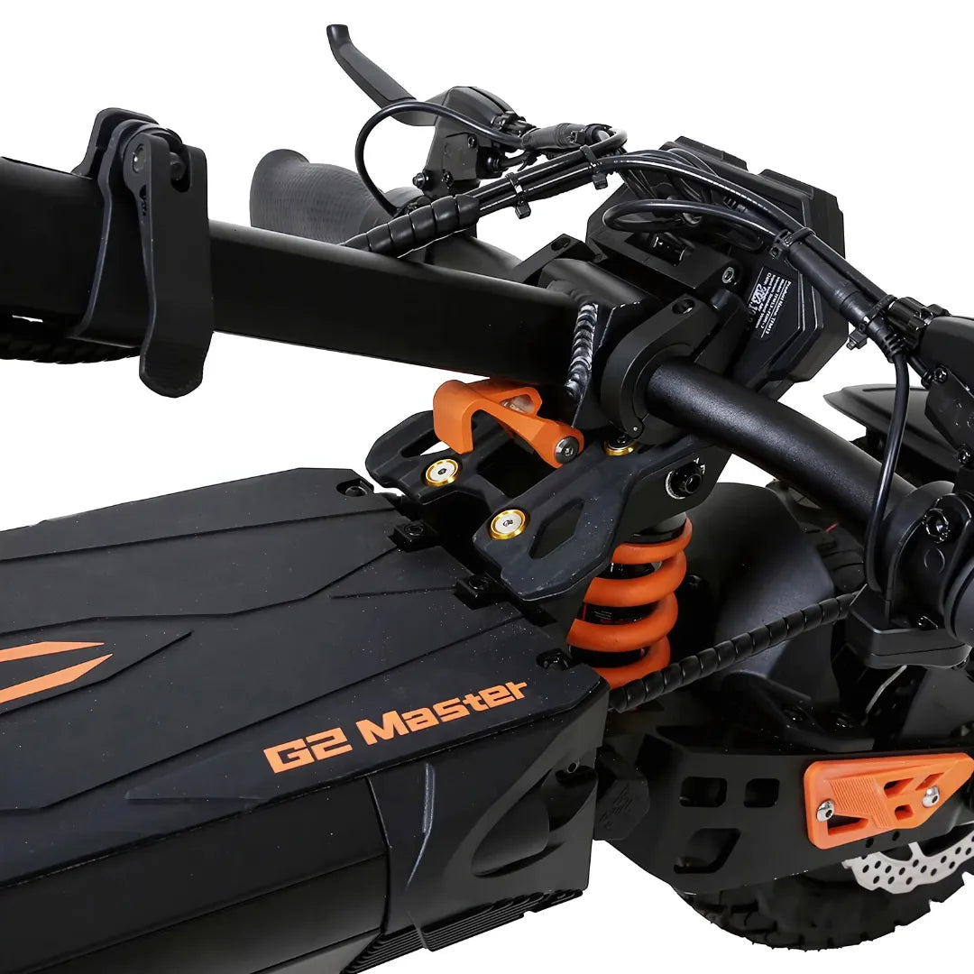 Od blizu posneto krmilo in sistem vzmetenja električnega skiroja Kukirin G2 Master.