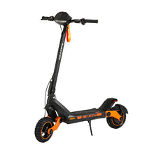 Električni skiro Kukirin G3, ki se ponaša z elegantnim črnim dizajnom z oranžnimi poudarki in robustnimi pnevmatikami.