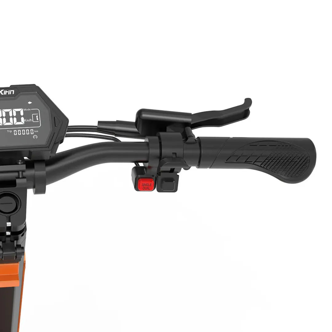 Od blizu posneto krmilo in zaslon električnega skiroja Kukirin G3 Pro.