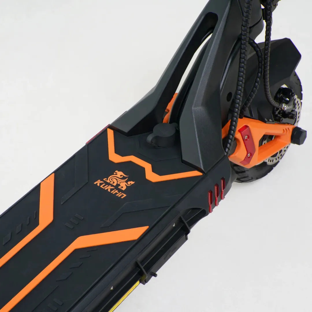 Od blizu električni skiro Kukirin G3 Pro, ki prikazuje njegovo elegantno obliko in živahne barve.
