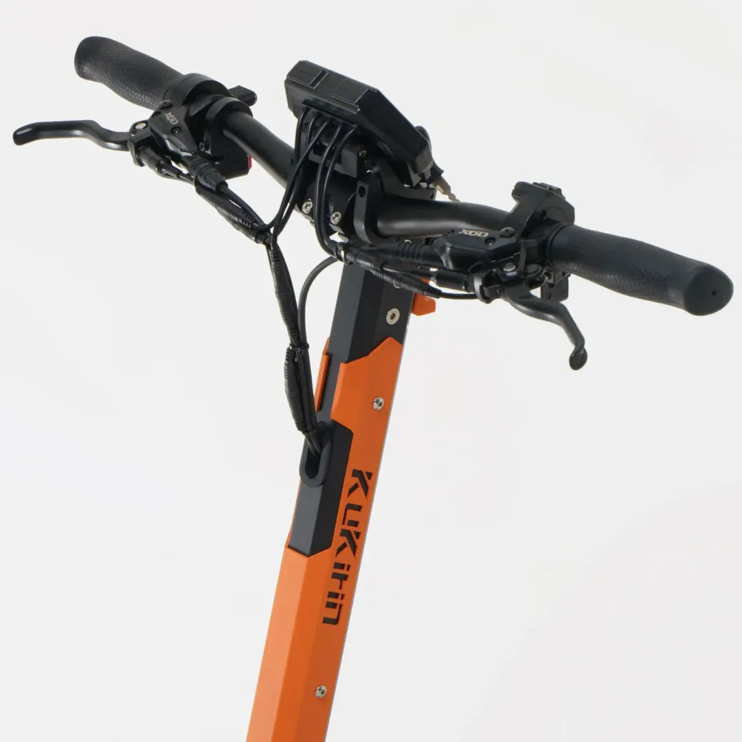 Posnetek od blizu krmila električnega skiroja Kukirin G3 Pro, ki prikazuje kontrole in ročaje.