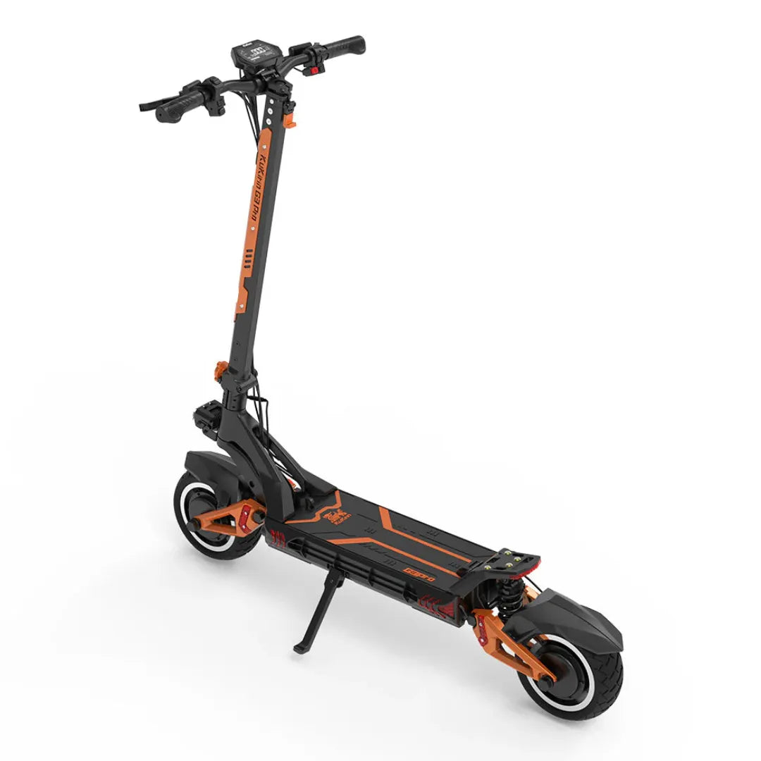 Električni skiro Kukirin G3 Pro v črno-oranžni barvi, ki se ponaša z elegantno obliko in robustnimi kolesi.