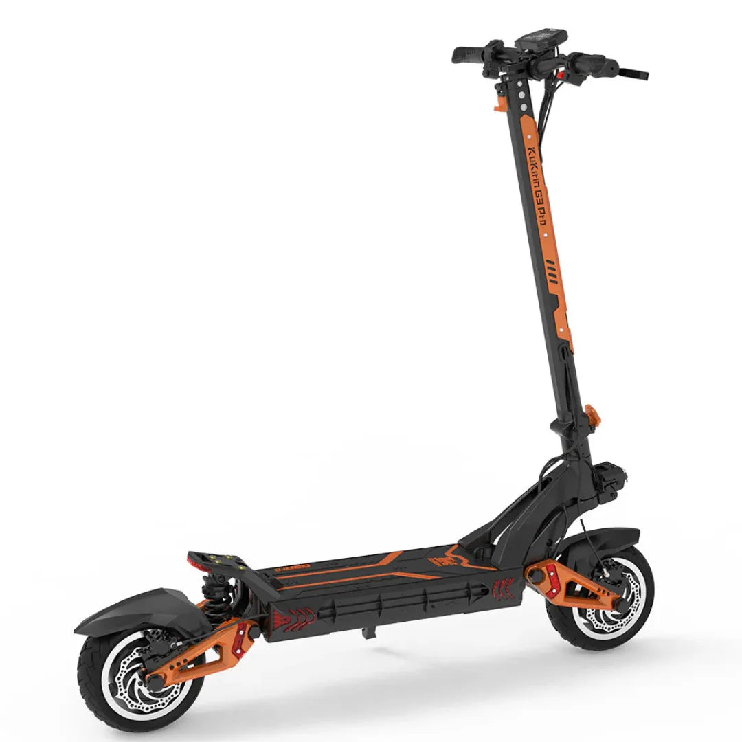Električni skiro Kukirin G3 Pro z elegantnim dizajnom in oranžnimi poudarki, parkiran na ravni površini.